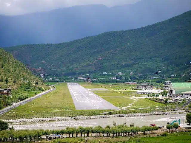Avion dans les montagnes du Bhoutan