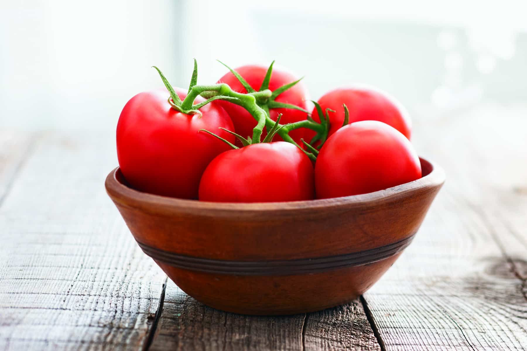 Tomates mûres sur une table