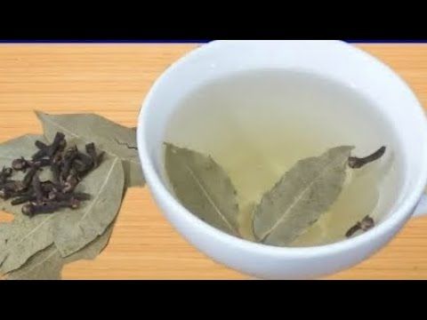 Infusion chaude de laurier et girofle dans une tasse en pierre