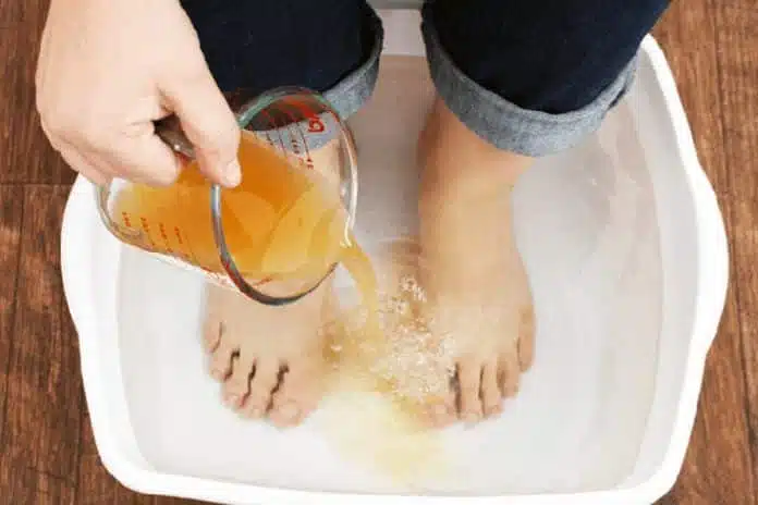 Bassine avec vinaigre et tranches de citron