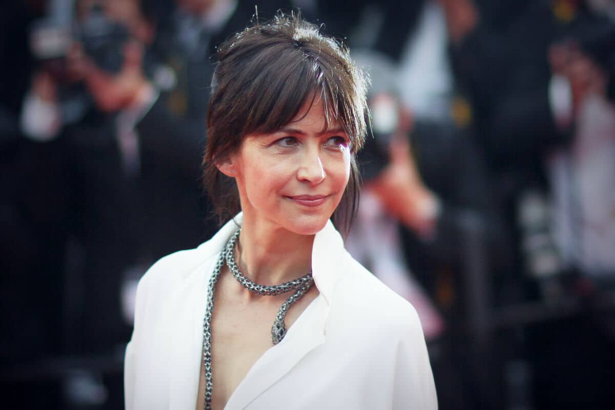 Sophie Marceau lors d'un &eacute;v&eacute;nement, &eacute;l&eacute;gante et souriante