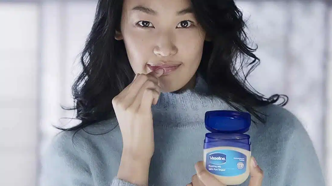 Femme appliquant de la vaseline sur ses lèvres