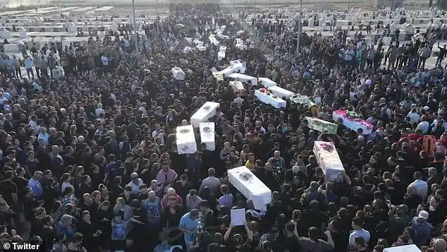 Foule rassemblée après la tragédie