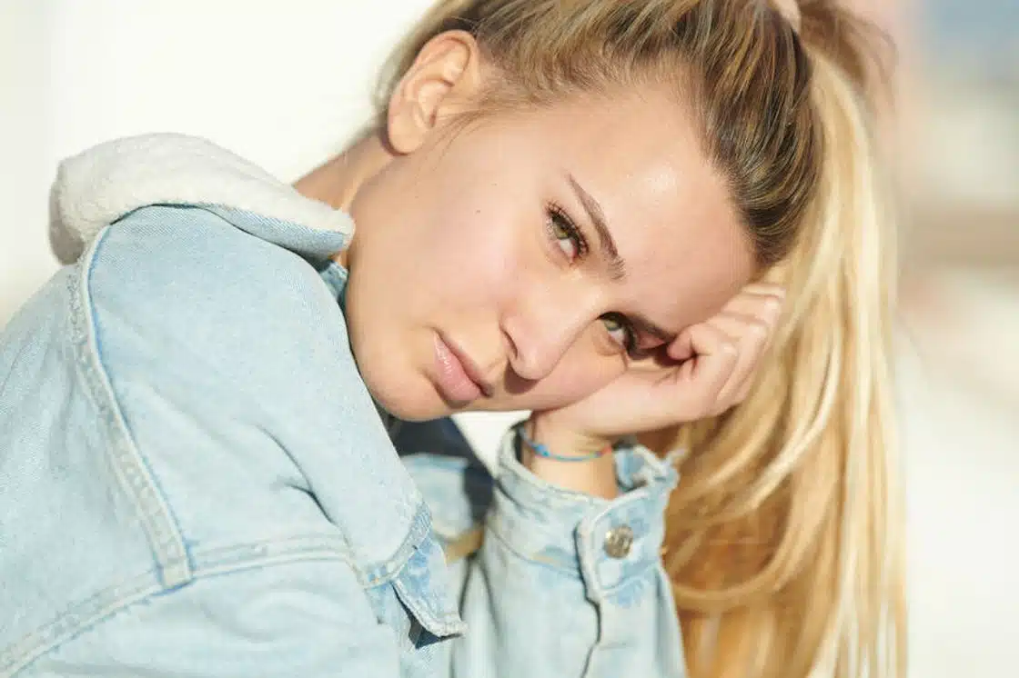 Personne tenant un téléphone tristement