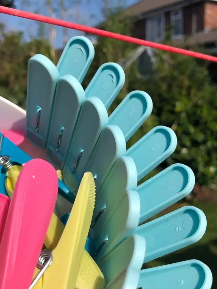 Pinces &agrave; linge en bois avec des chiffres grav&eacute;s