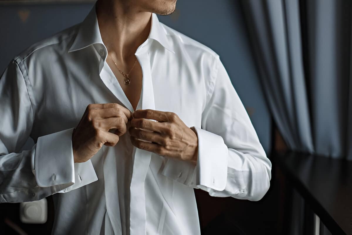 Homme en costume boutonné à droite