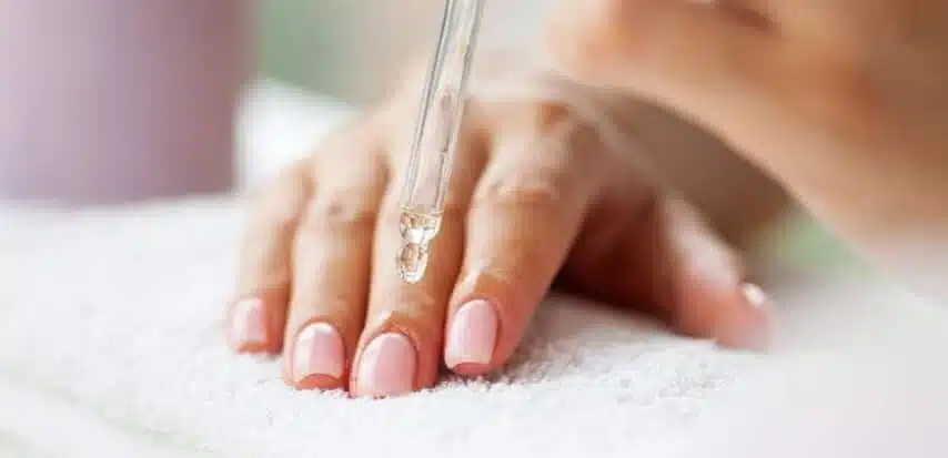 Mains avec ongles soignés