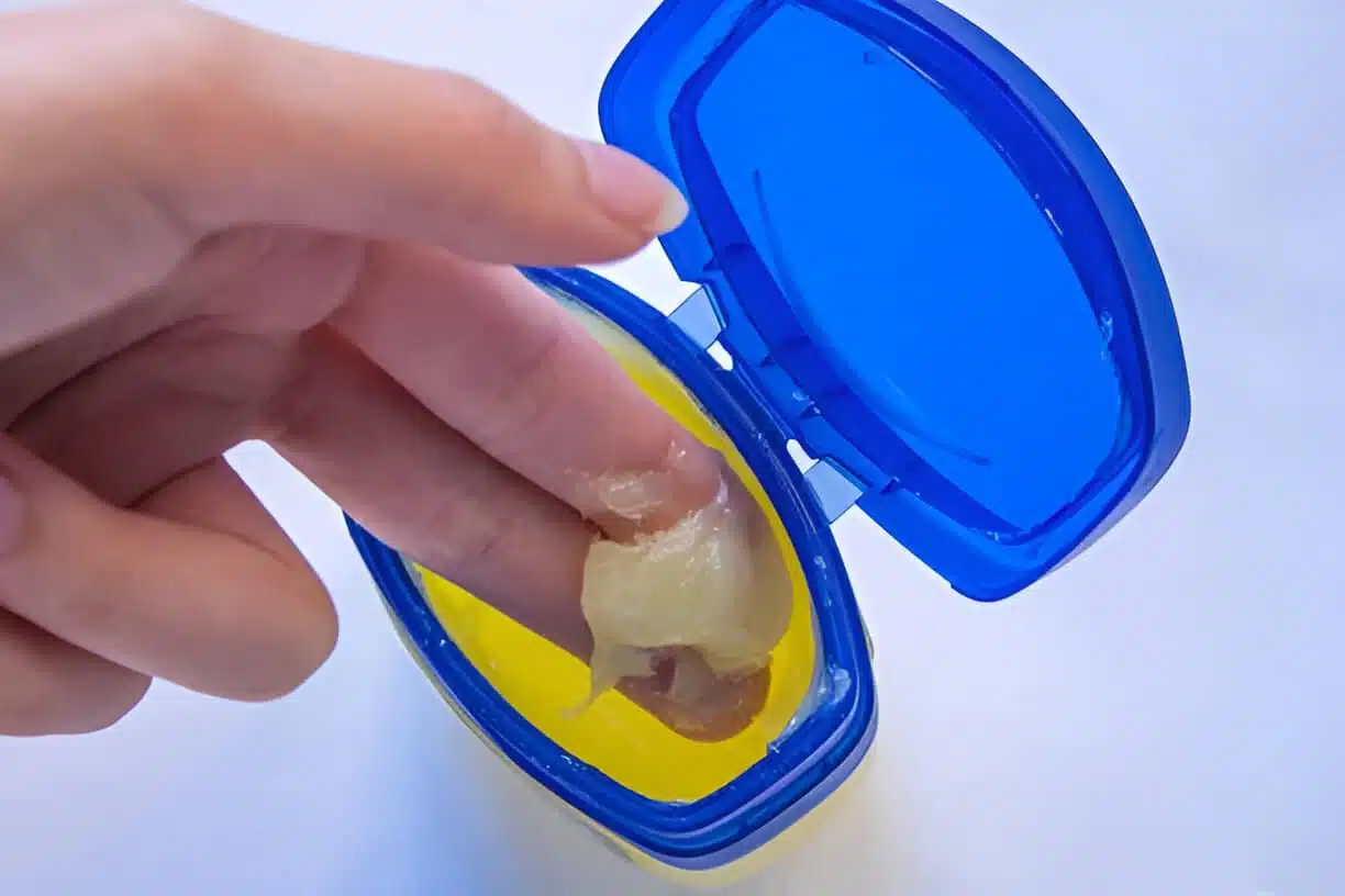 Application de vaseline sur les cils