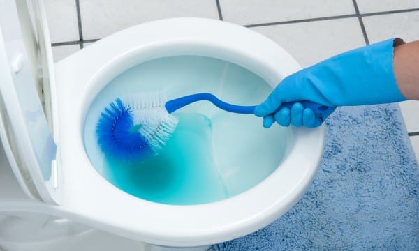 Salle de bain avec problèmes d'humidité et de joints noircis