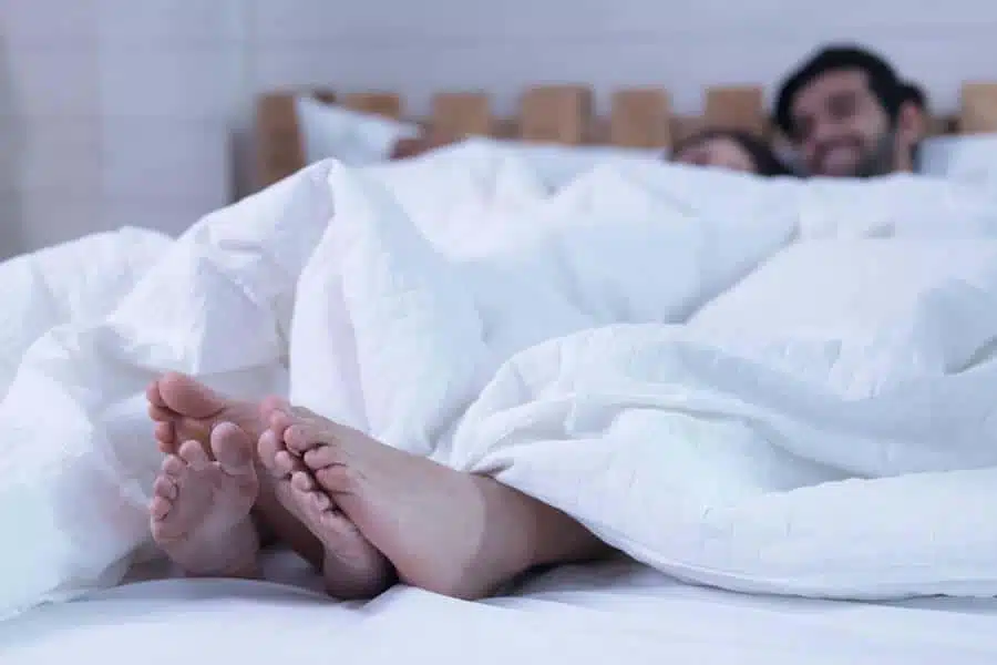 Couple mature se tenant la main avec complicité