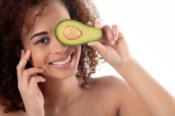Yeux entourés d'aliments bons pour la vue