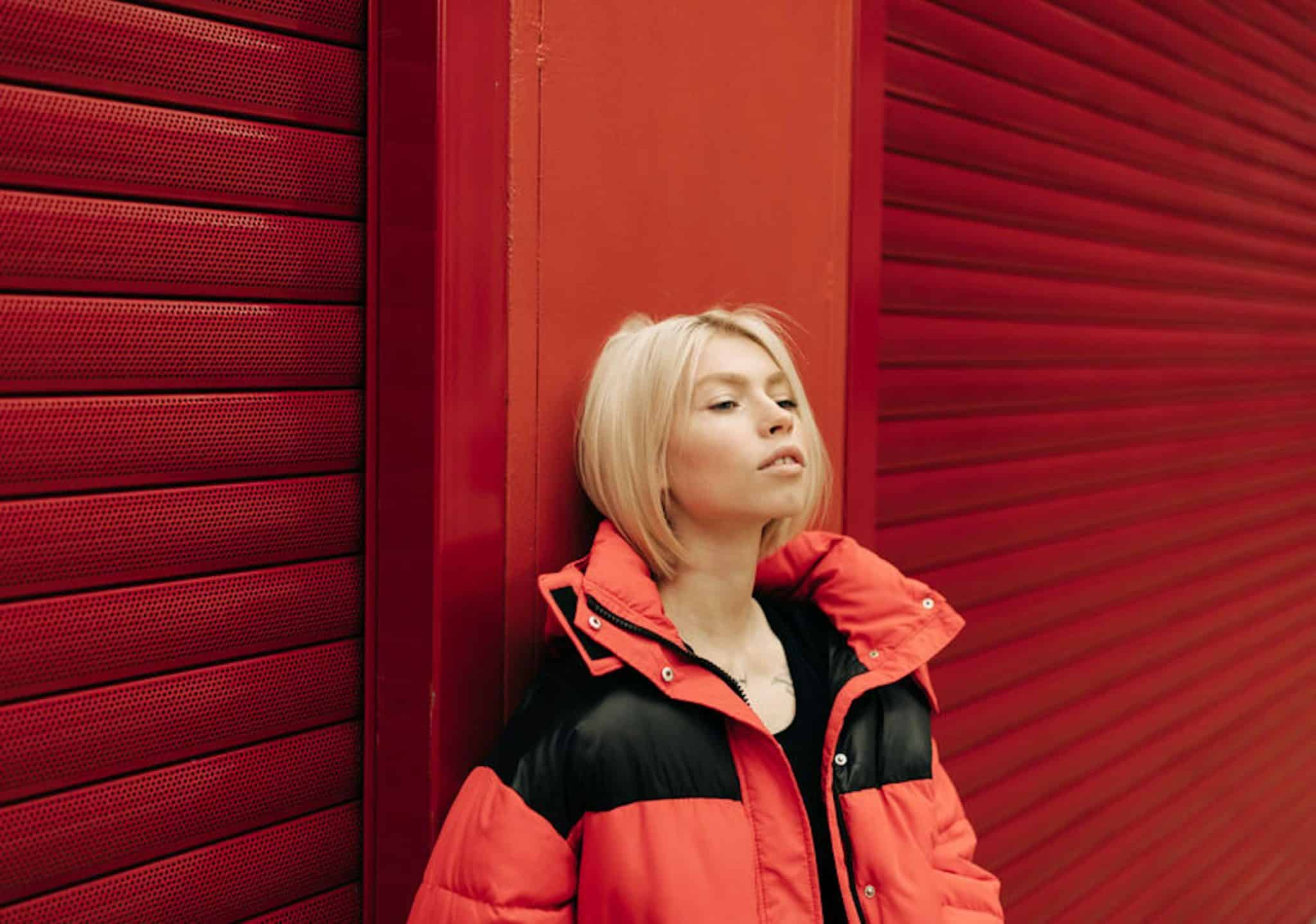 Femme souriante, lib&eacute;r&eacute;e, les bras ouverts