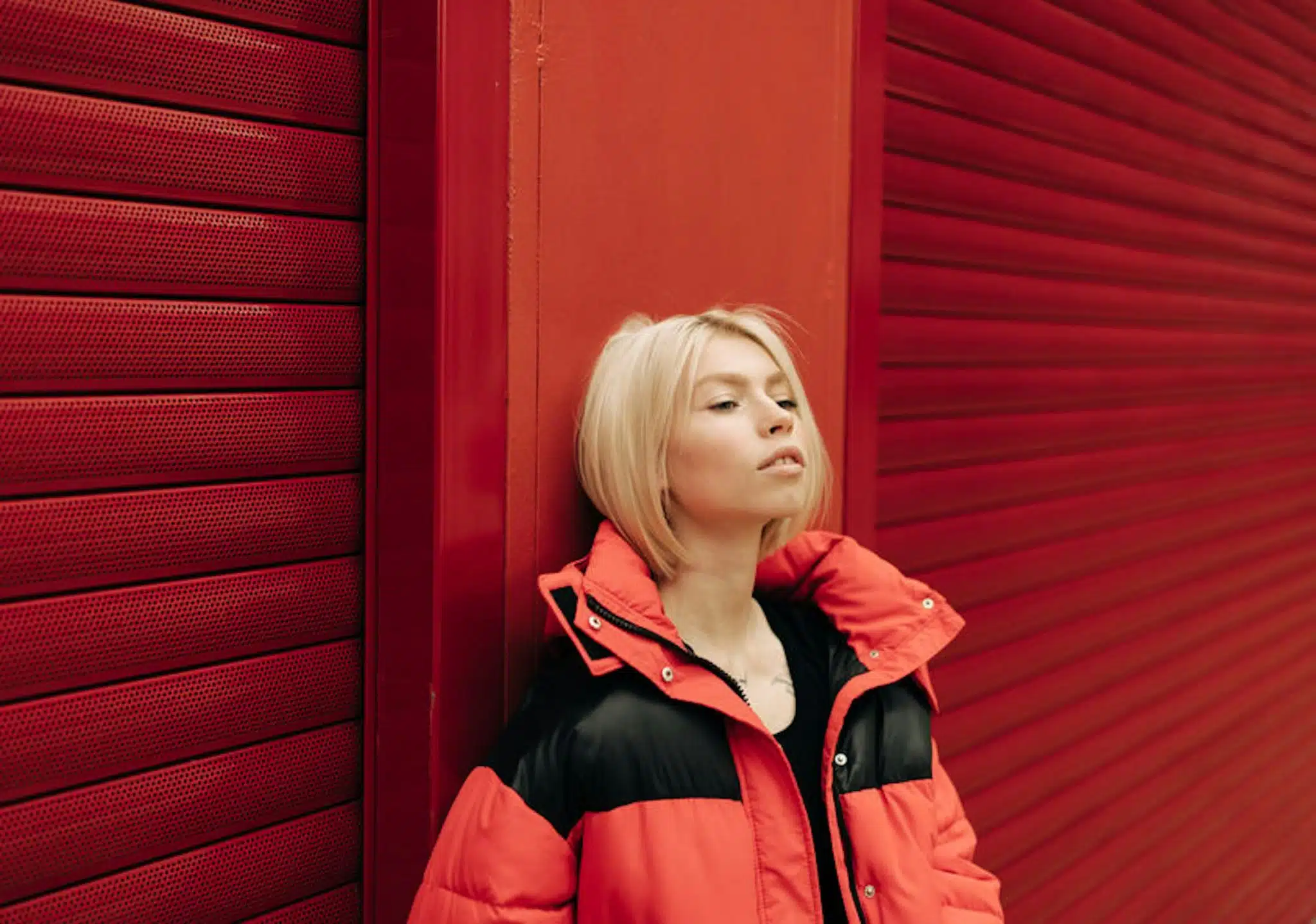 Femme souriante, libérée, les bras ouverts