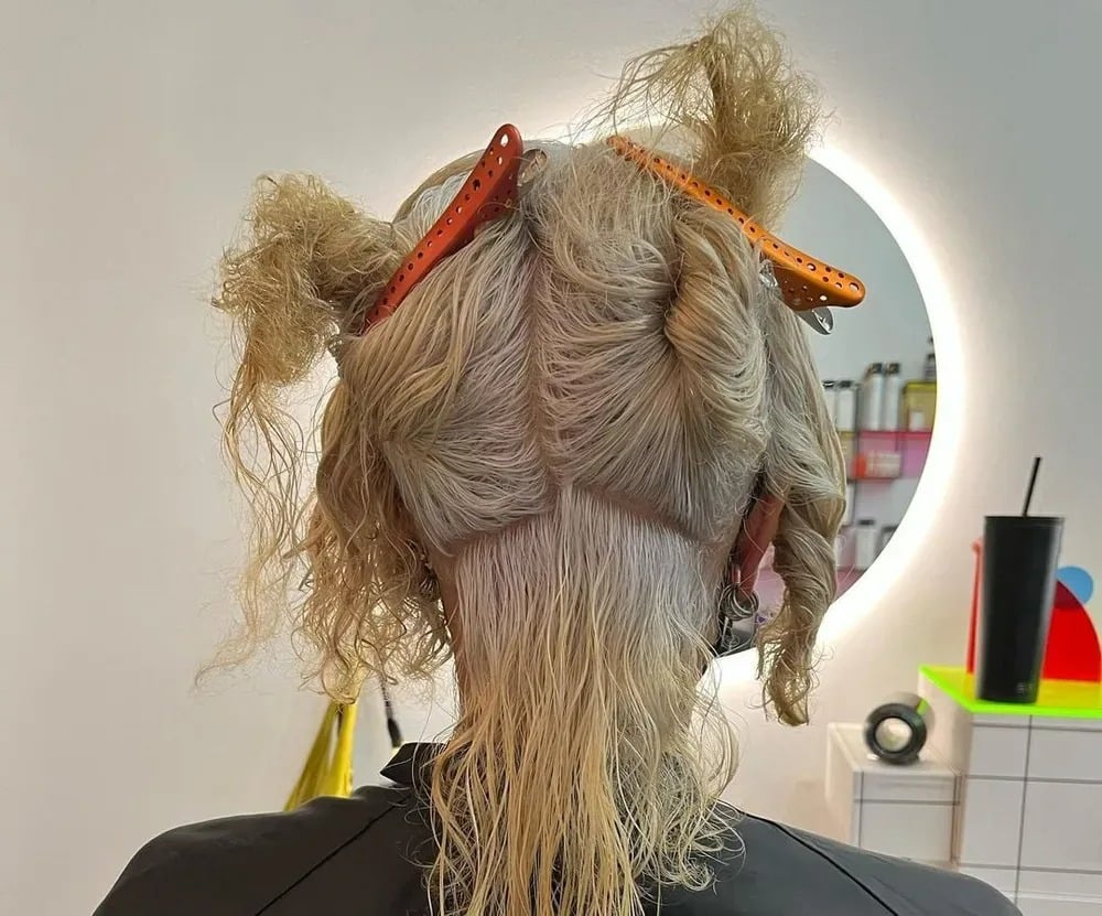 Femme aux cheveux courts et modernes