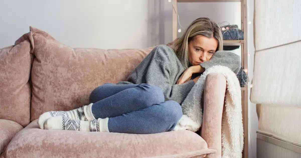 Femme contemplative regardant par la fenêtre