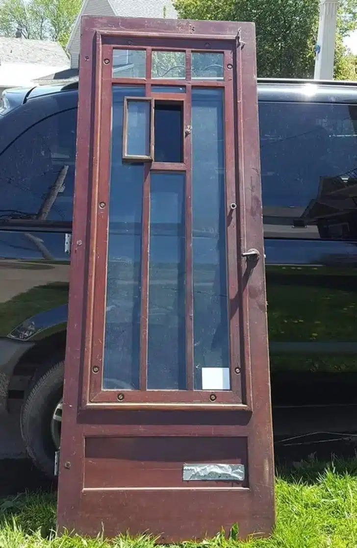 Porte d'entr&eacute;e avec une petite ouverture int&eacute;gr&eacute;e