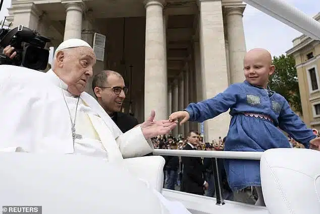 Pape François saluant une enfant lors de la messe pascale
