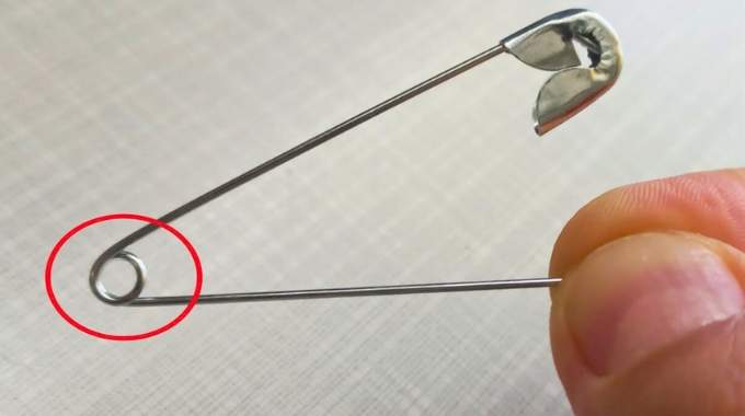 Gros plan sur le petit trou situ&eacute; &agrave; l'extr&eacute;mit&eacute; d'une &eacute;pingle &agrave; nourrice