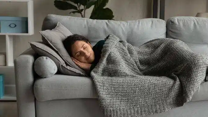 Personne faisant une sieste réparatrice