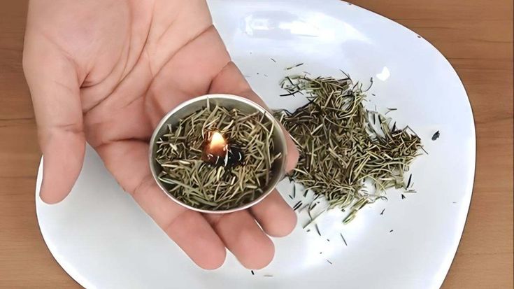 Rituel de combustion du romarin à la maison