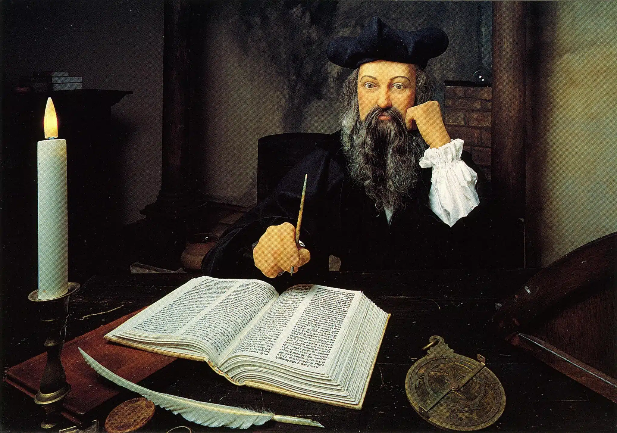 Illustration représentant Nostradamus, un homme barbu avec un regard pénétrant, tenant un livre ancien