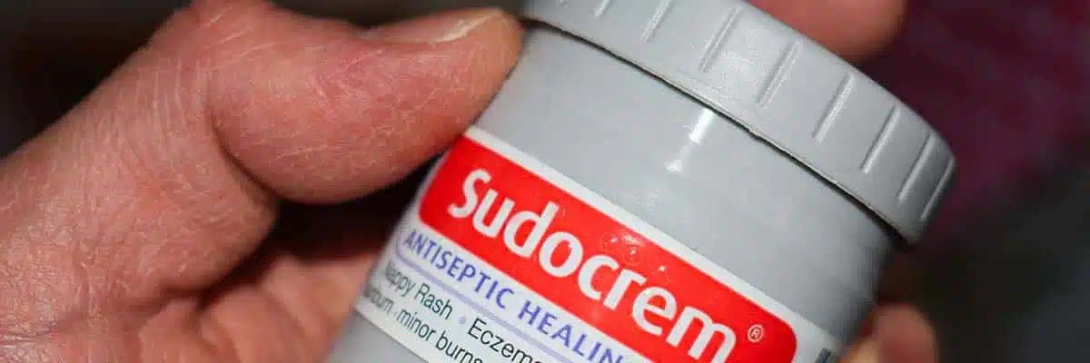 Application de Sudocrem sur le visage