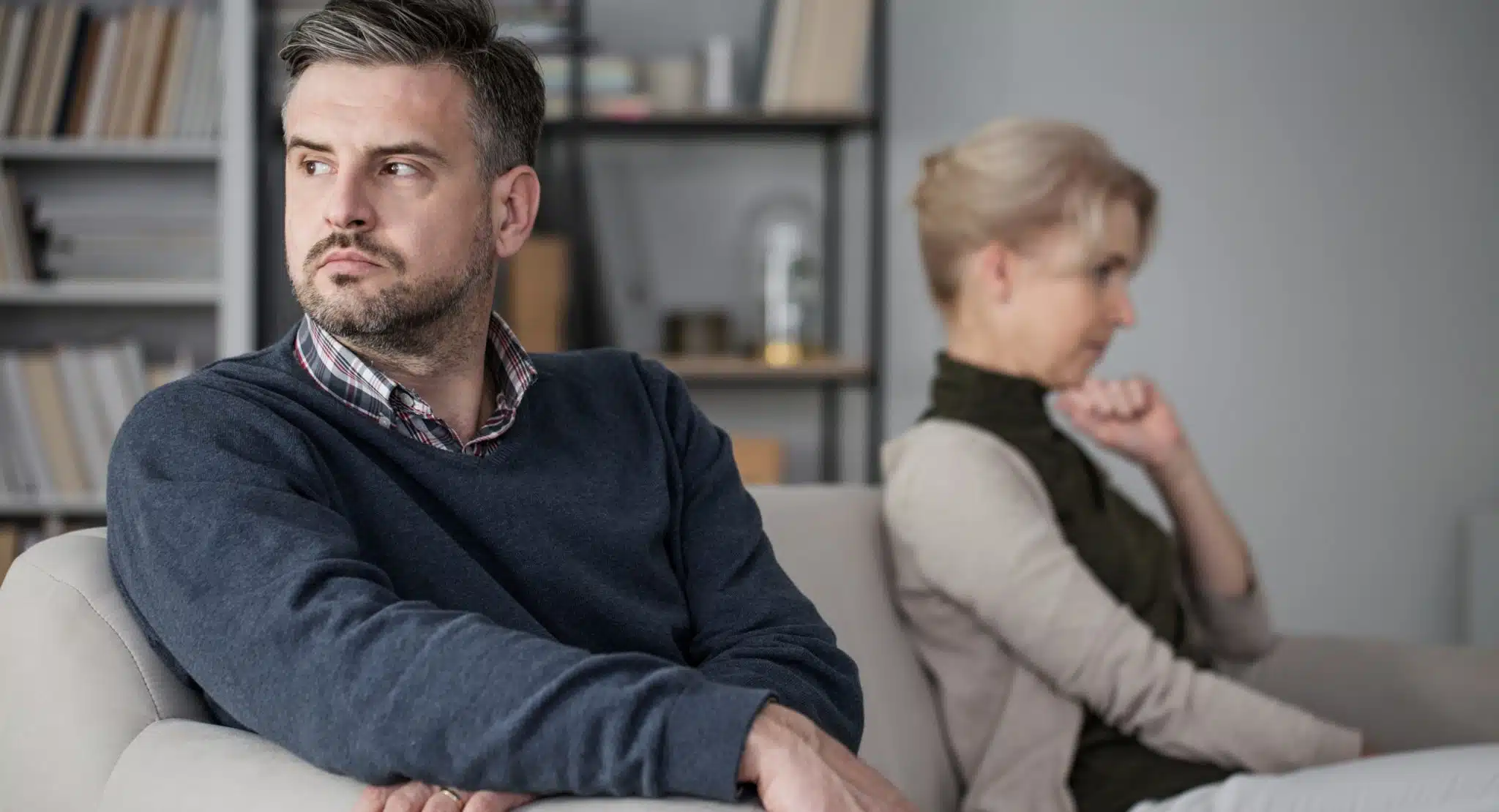 Homme tenté devant une situation ambiguë, expression de conflit intérieur