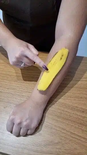 Main appliquant un soin sur la peau