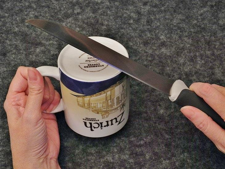 Aiguiser le couteau avec un mug