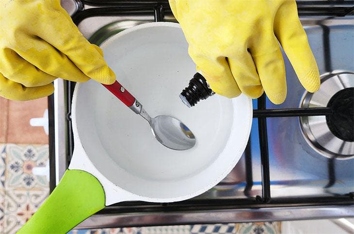 Ajoutez de l’huile essentielle dans une casserole