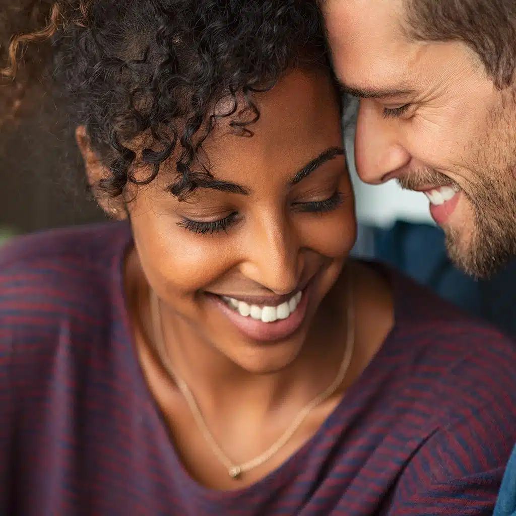 Couple heureux se tenant la main