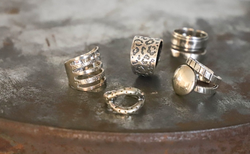 Bijoux en argent avant et après nettoyage