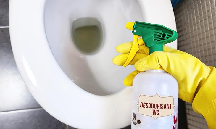 Appliquer le désodorisant dans les toilettes