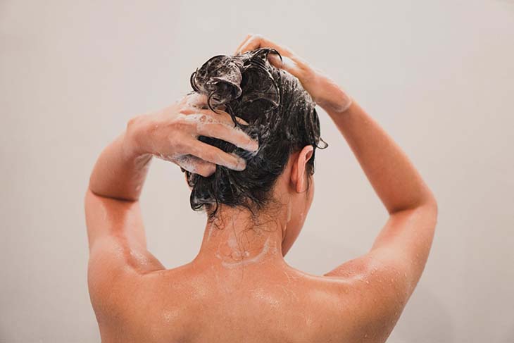 Appliquer du shampoing sur les cheveux – source : spm