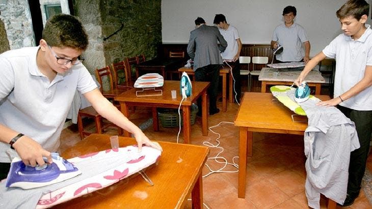 Apprendre à repasser le linge à l’école