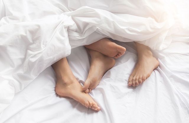 Couple discutant d'intimité pendant les règles