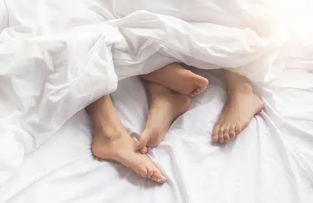 Couple discutant d'intimité pendant les règles