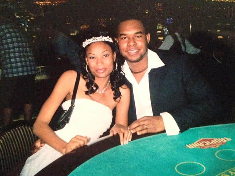 Couple souriant dans une discothèque