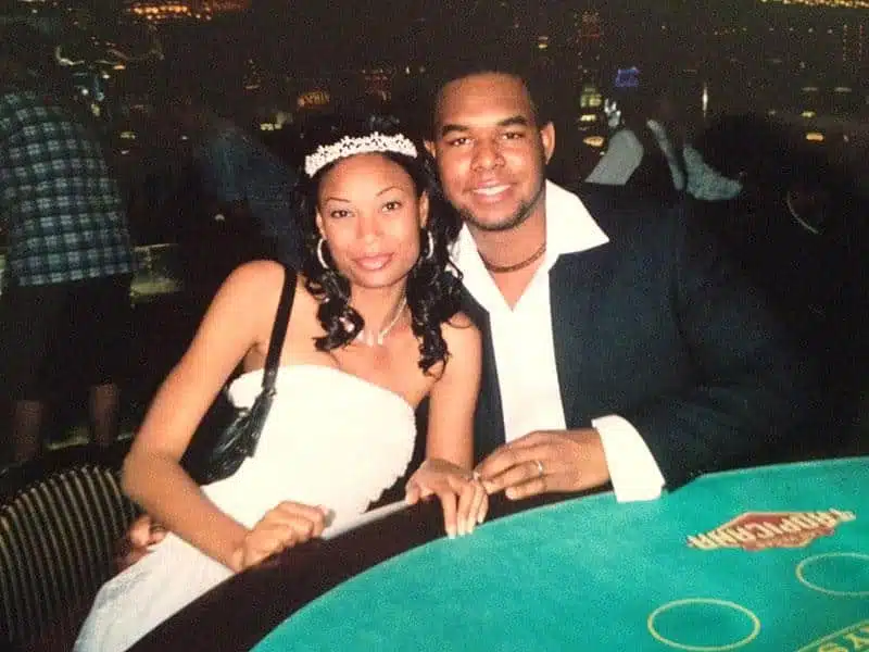Couple souriant dans une discothèque