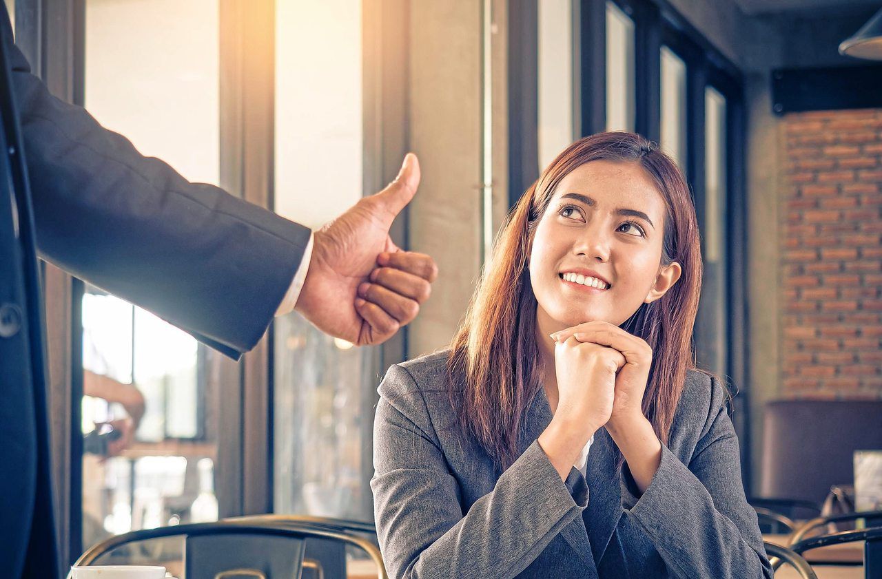 Personne recevant des compliments excessifs