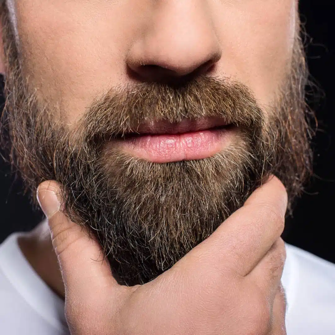 Homme avec barbe bien taillée