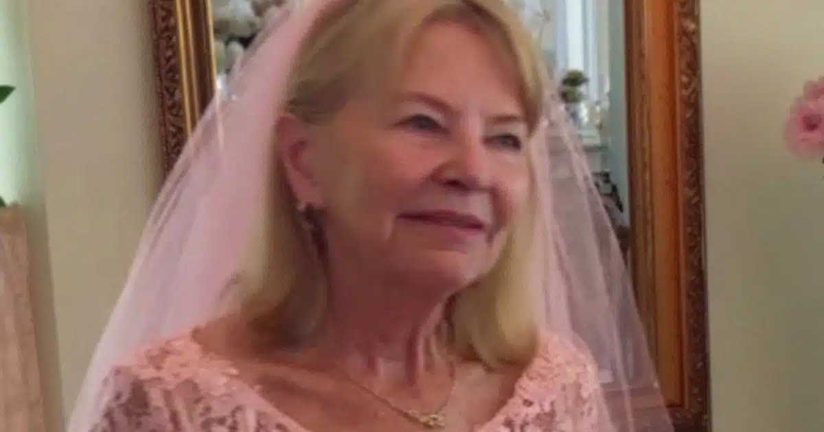 Collage photo montrant une femme souriante en robe rose, des mains qui cousent, et un couple heureux