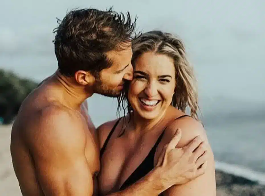 Femme souriante aux formes généreuses posant avec assurance