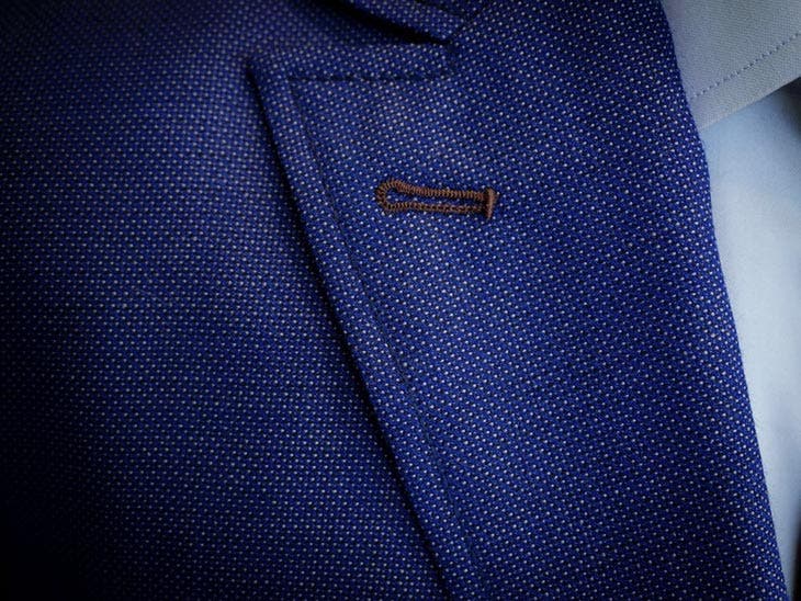 Boutonnière sur une veste pour homme – source : spm
