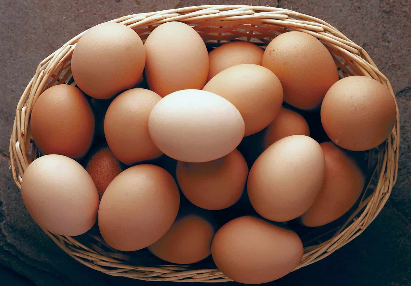Œufs bruns dans un panier