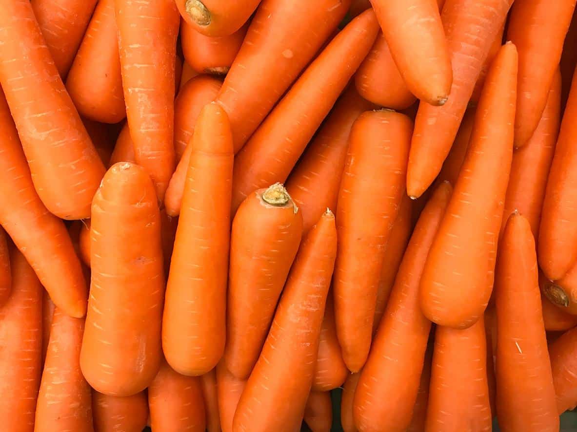 Carottes fraîches sur un plan de travail