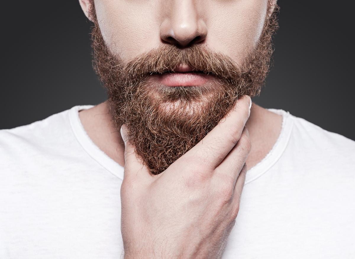 Barbe longue mal entretenue