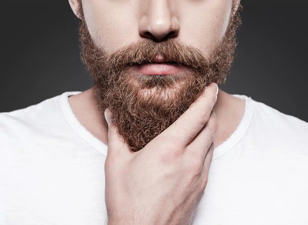 Barbe longue mal entretenue
