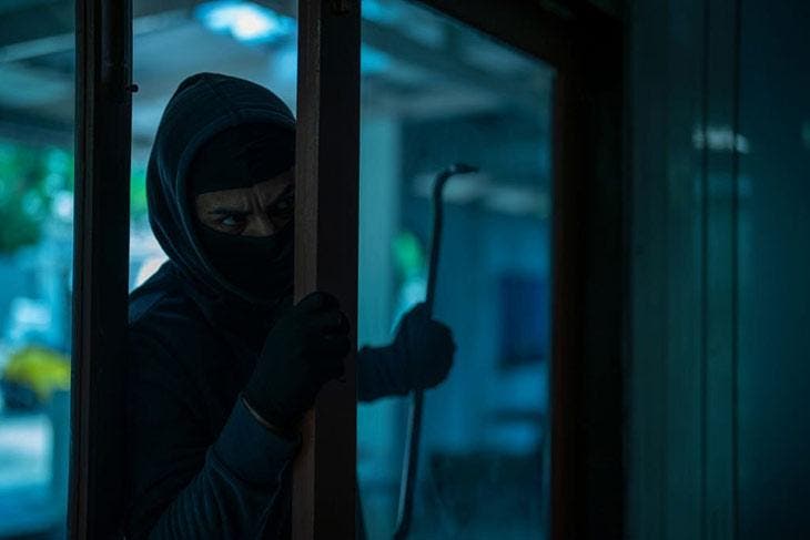 Cambrioleur entre par effraction dans une maison