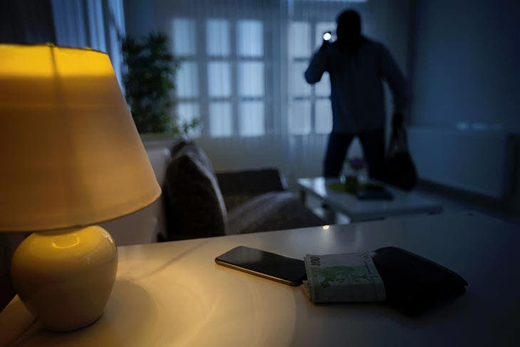 Cambrioleur à l’intérieur d’une maison